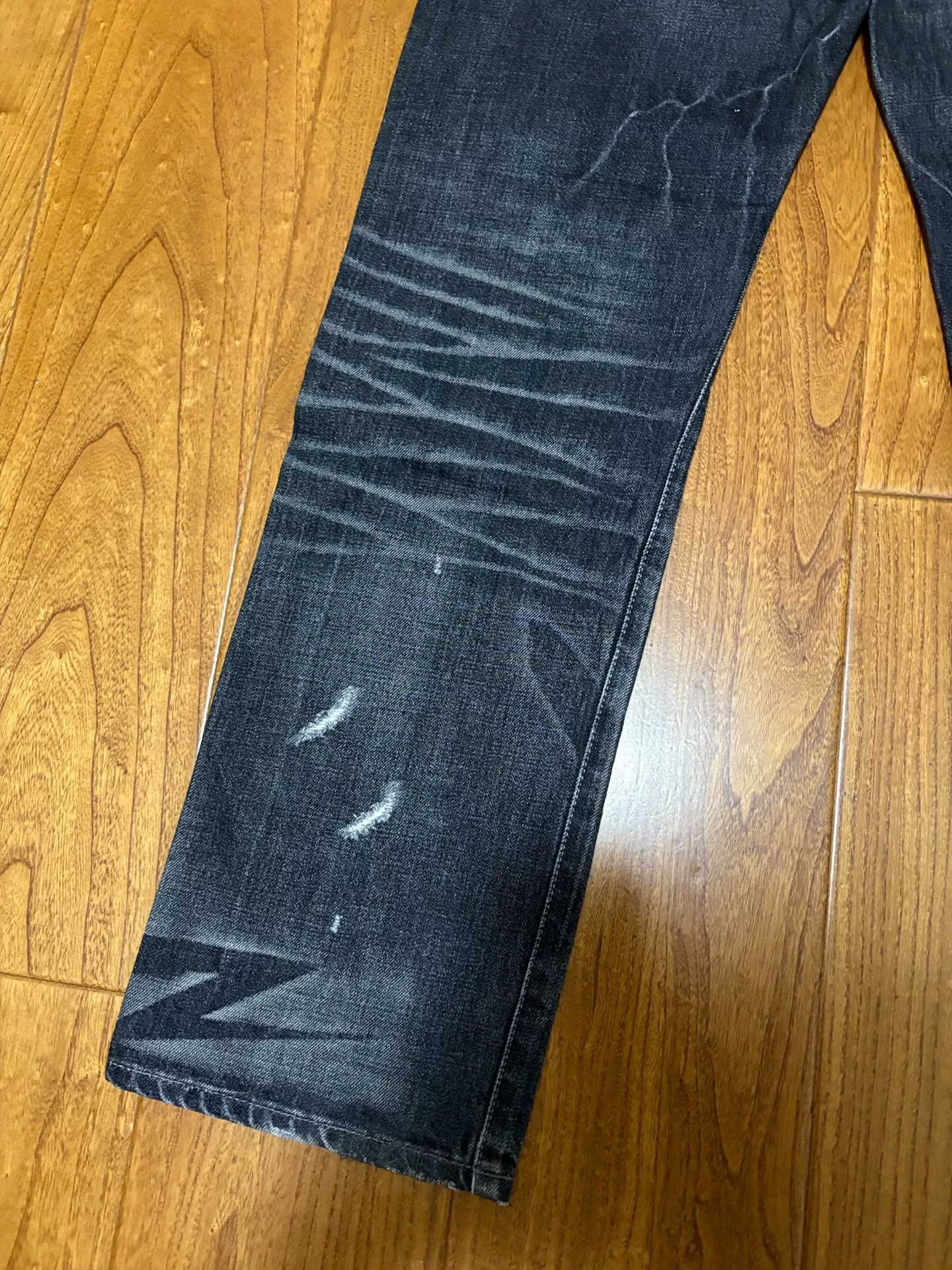 Neighborhood 05 Lightning Distressed Jeans — label