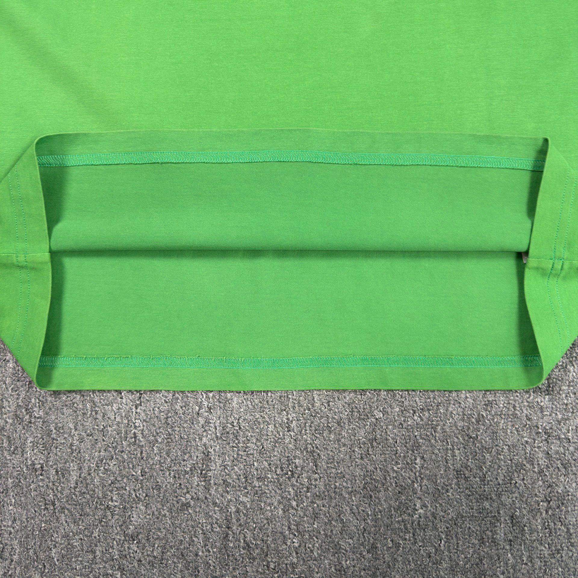 LV Green Embossed Logo Short-sleeve T-shirt — label