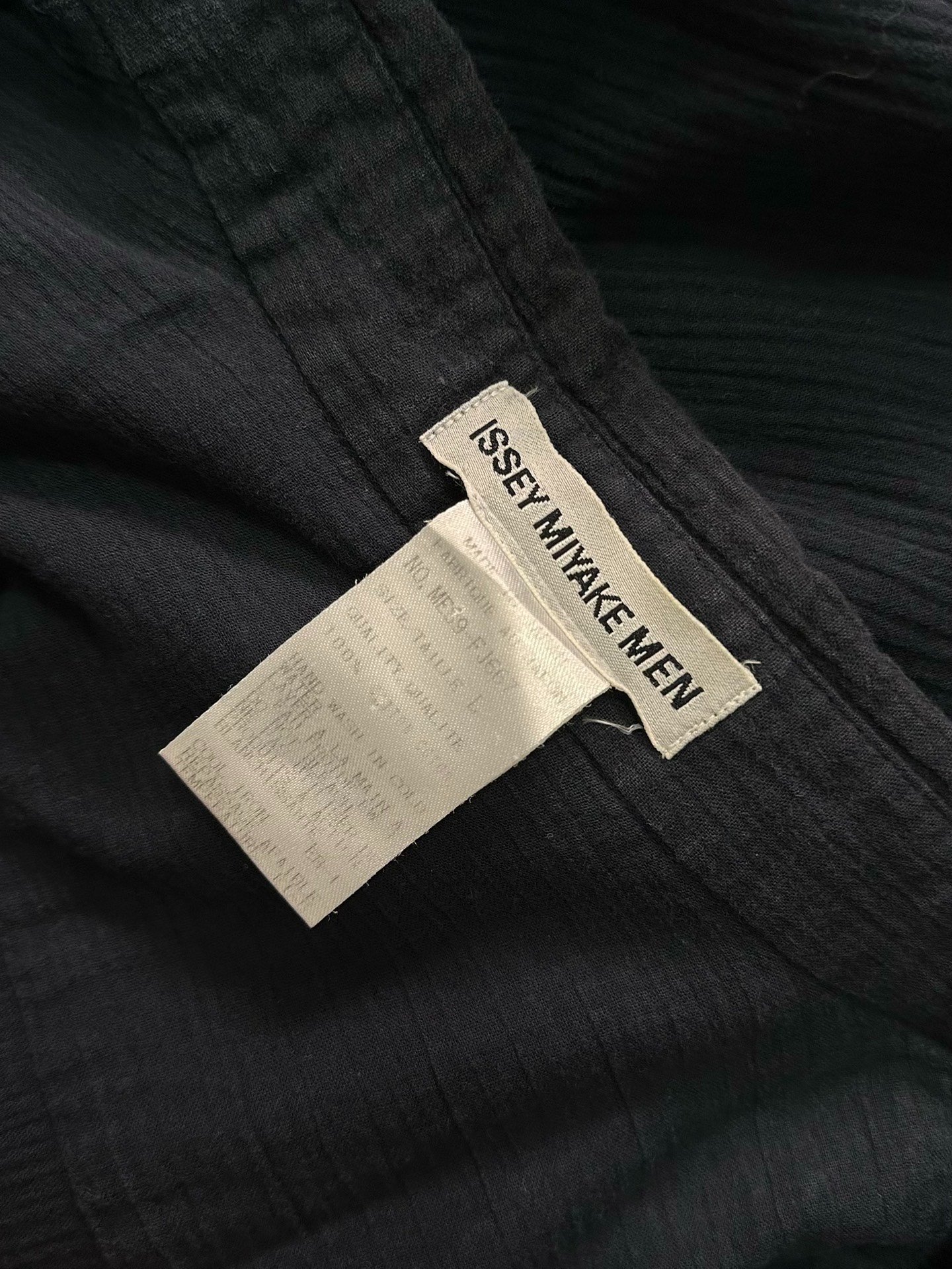 ISSEY MIYAKE Men's Textured Loose Shirt — label