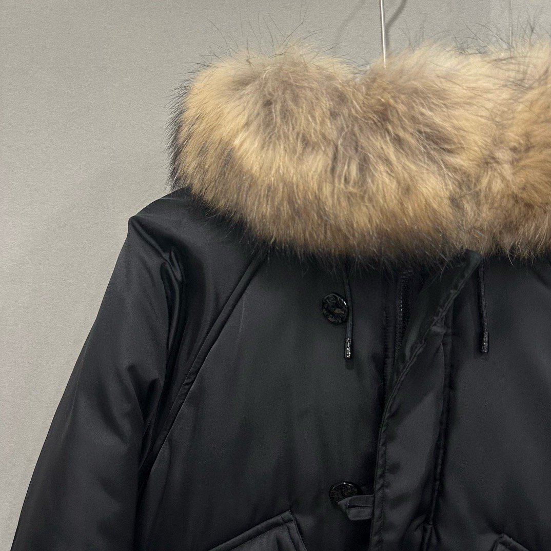 Louis Vuitton Snow Mountain Padded Jacket — detail