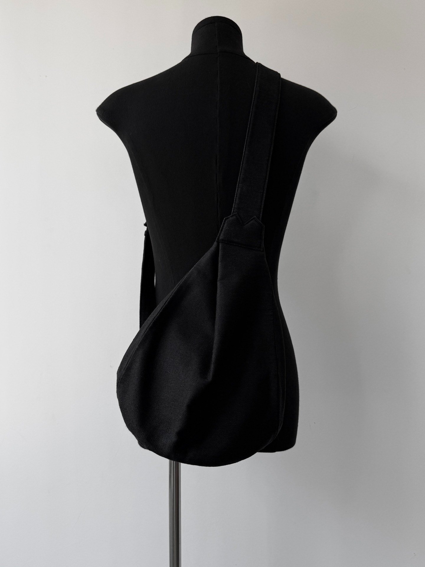 Yohji Yamamoto Discord Linen Drop Bag — detail