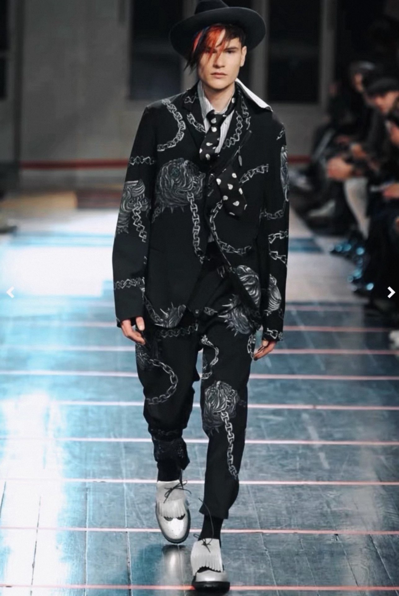 Yohji Yamamoto 14AW Red Skull Silk Tie — detail