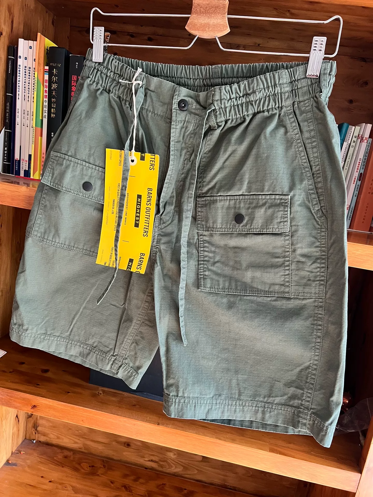 BARNS OUTFITTERS Army Green Cargo Shorts — detail
