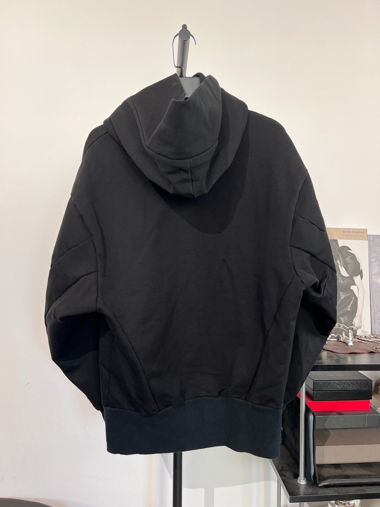 Julius_7 Black Oversized Print Hoodie — front