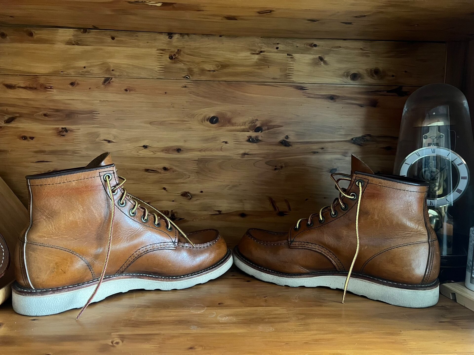 Red Wing 8.5e Work Boots — label