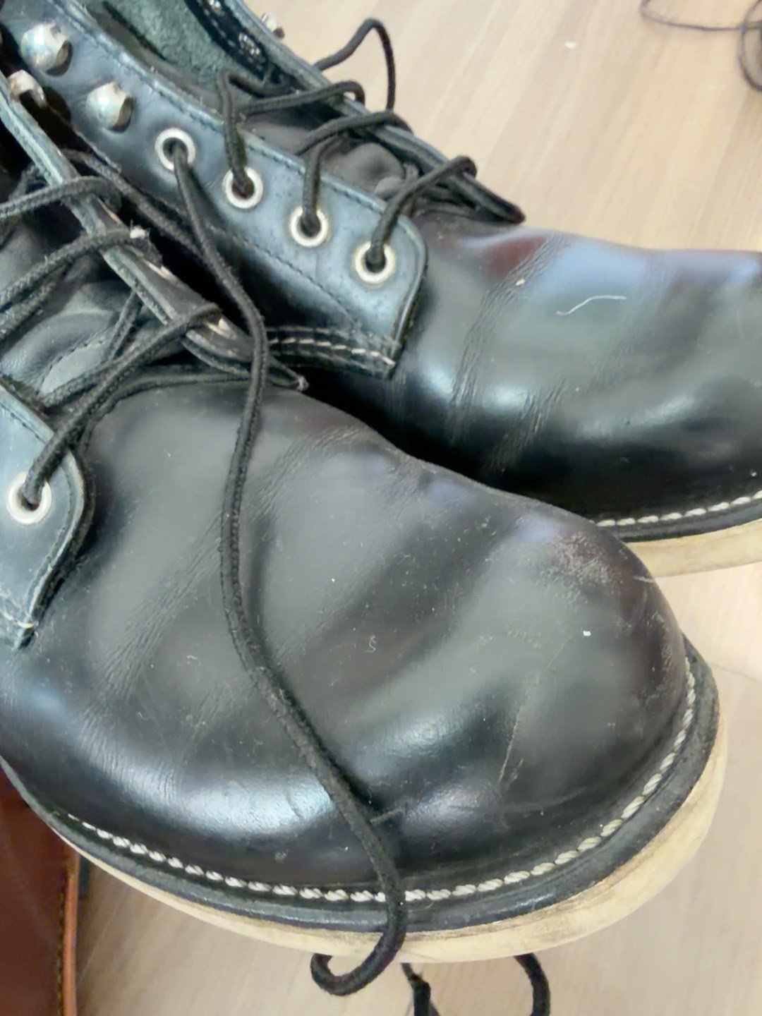 Redwing 8165 Black Leather Boots — label
