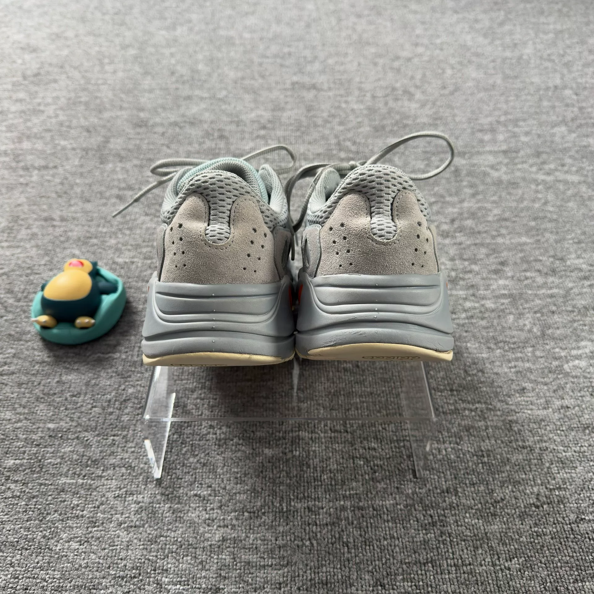 Adidas Yeezy 700 Gray Casual Sneakers — detail