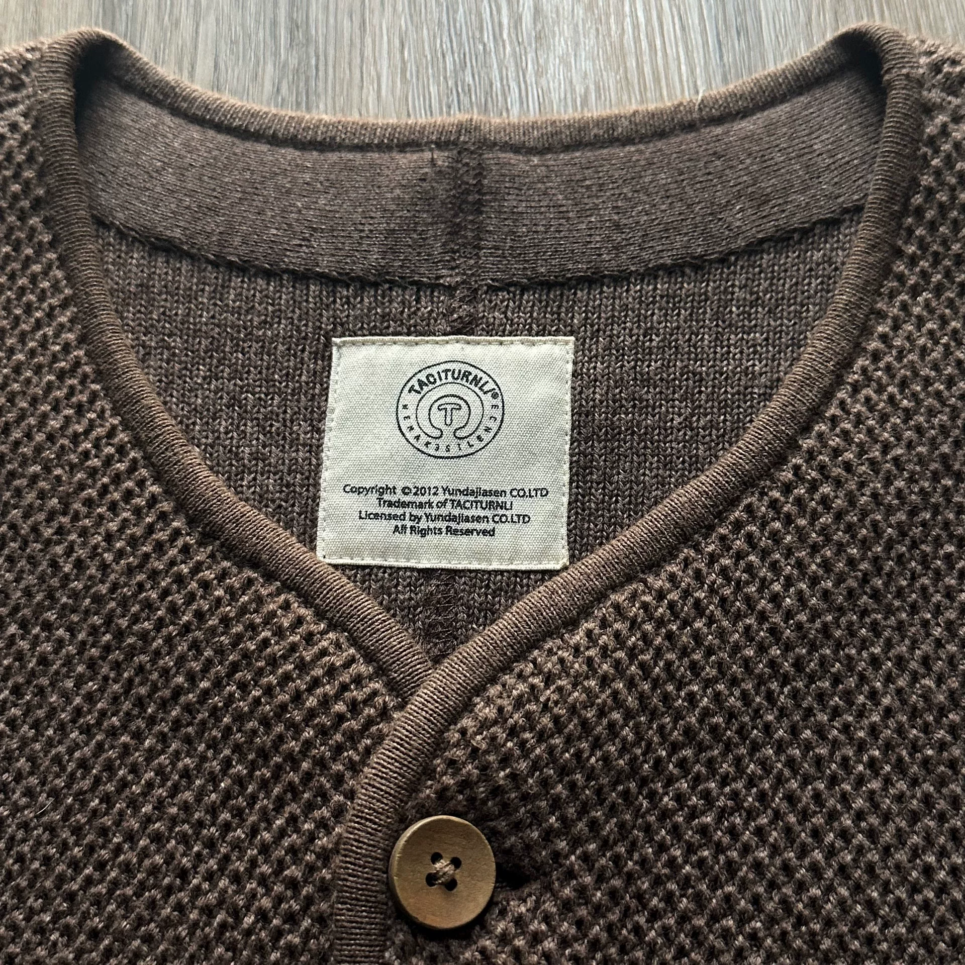 TACITURNLI Brown Knit Vest — detail