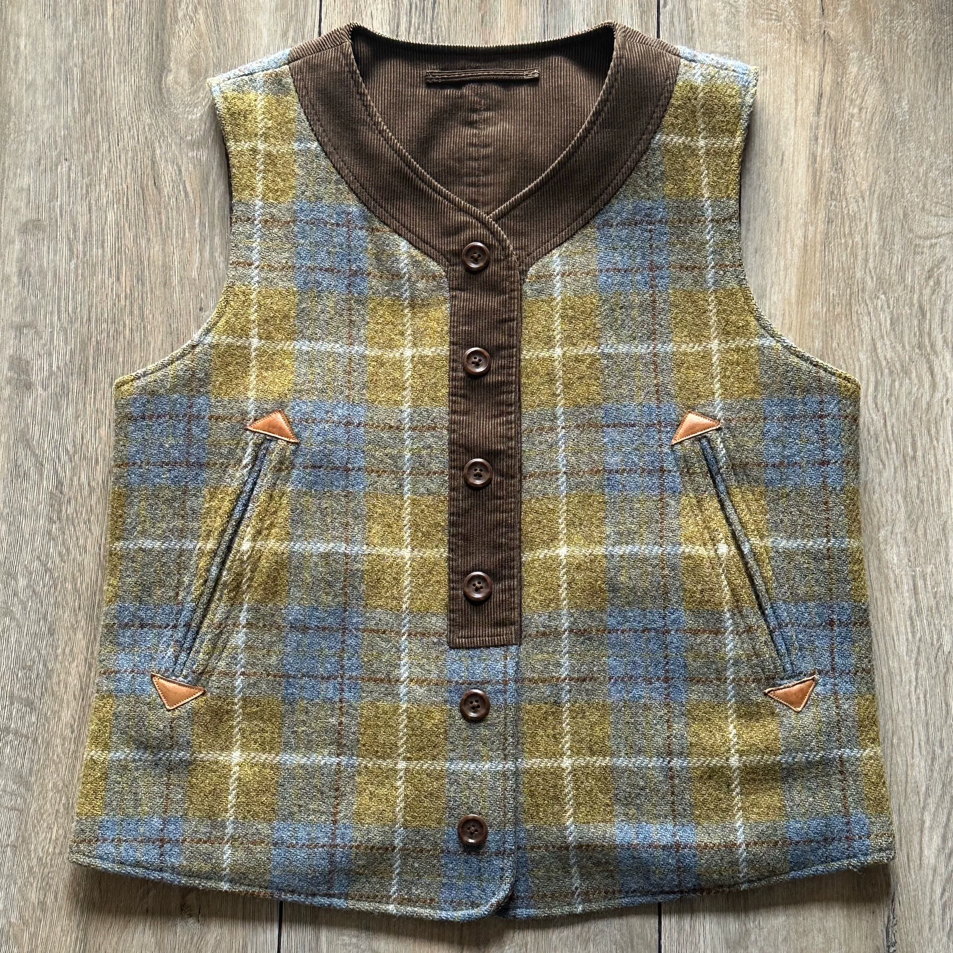 Taciturnli Harris Tweed Vest — detail