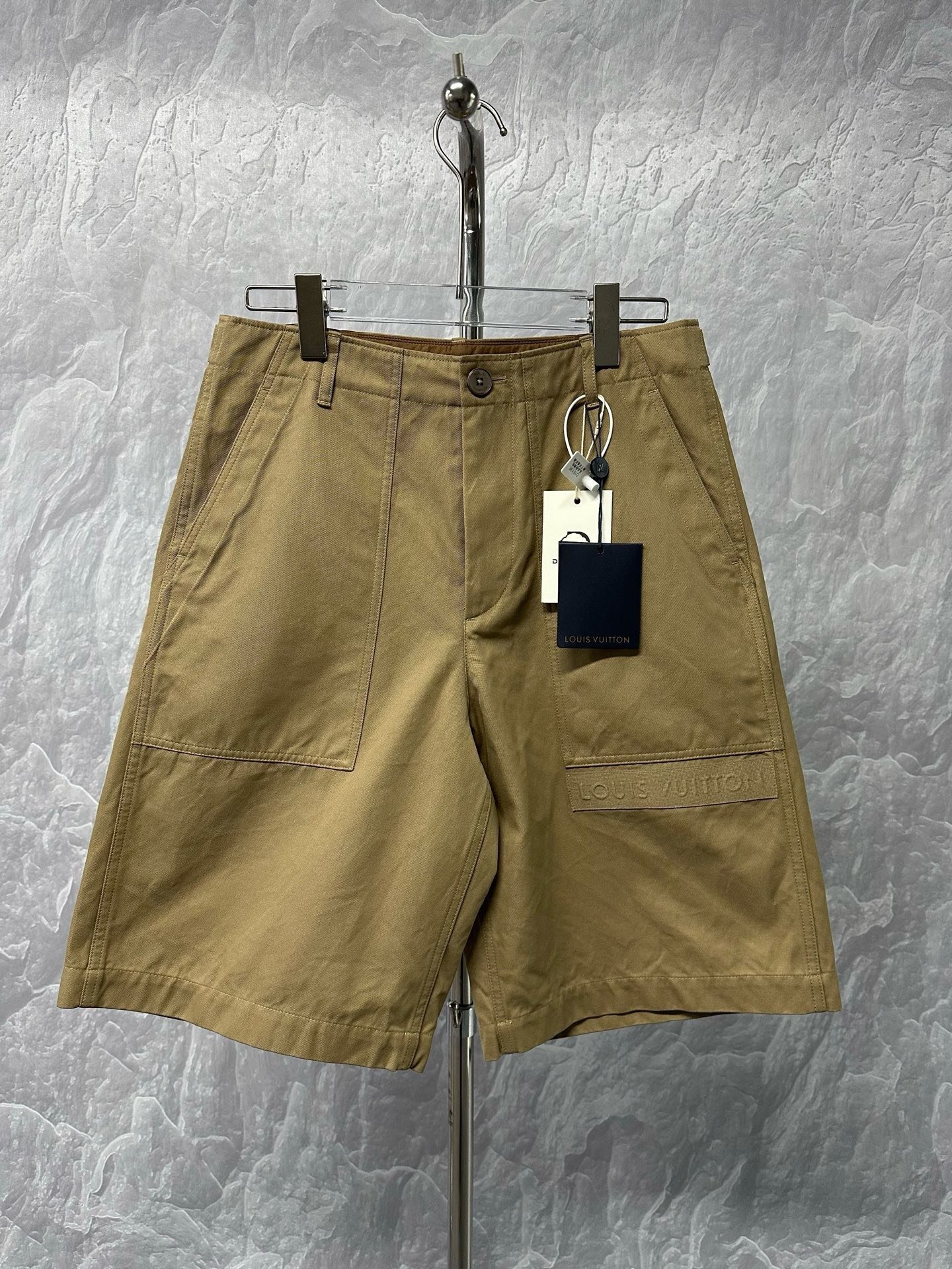 Louis Vuitton Loose Logo Button Casual Shorts — front