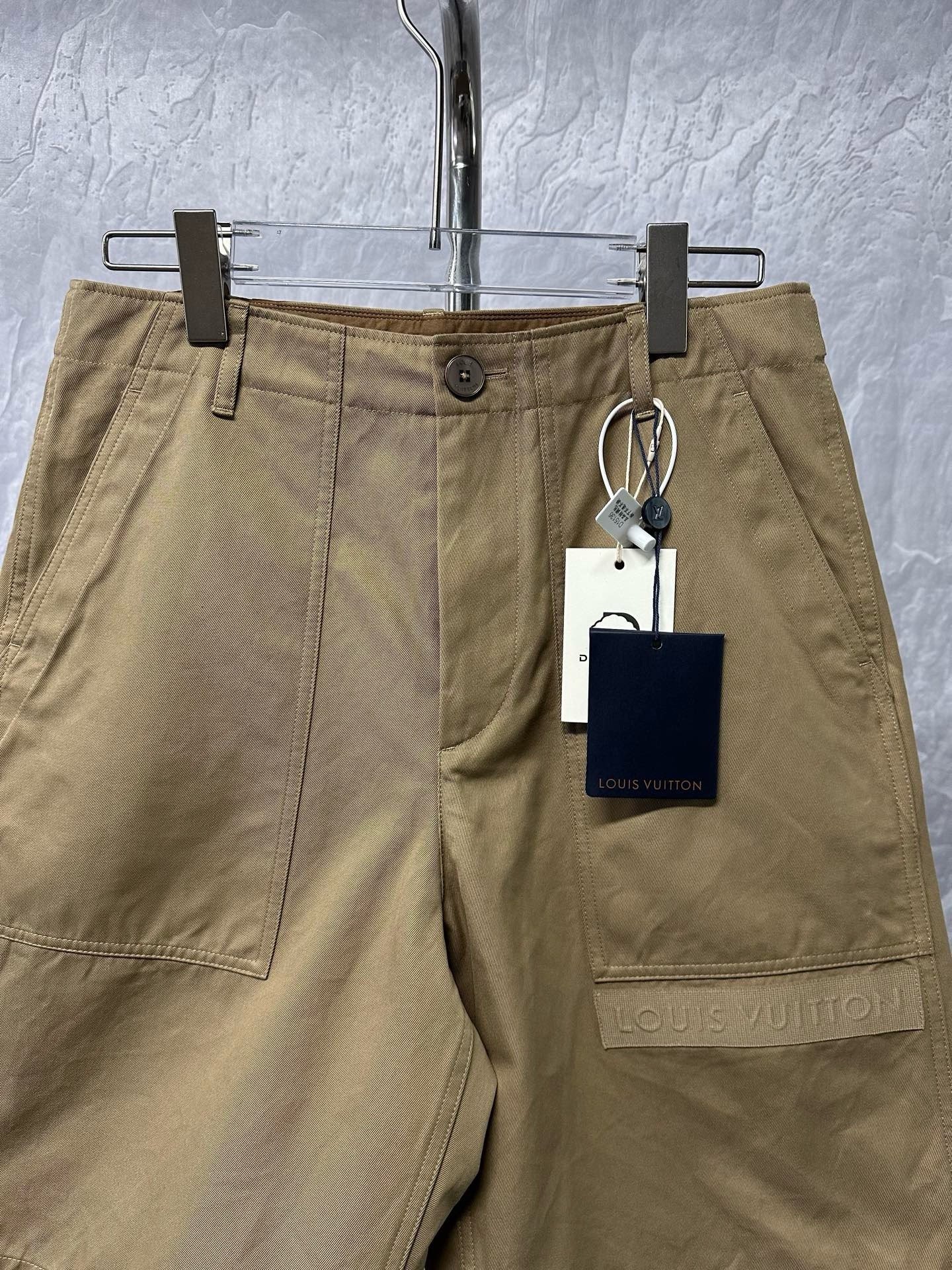 Louis Vuitton Loose Logo Button Casual Shorts — detail