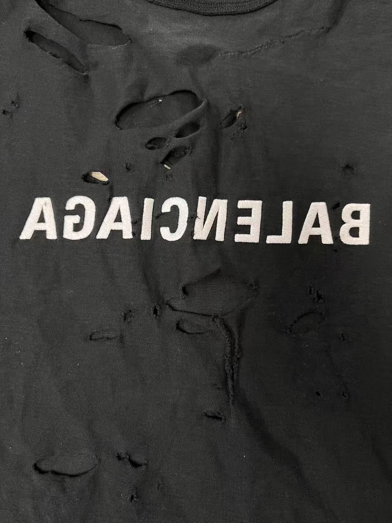 Balenciaga Upside Down Letter Print T-shirt — detail
