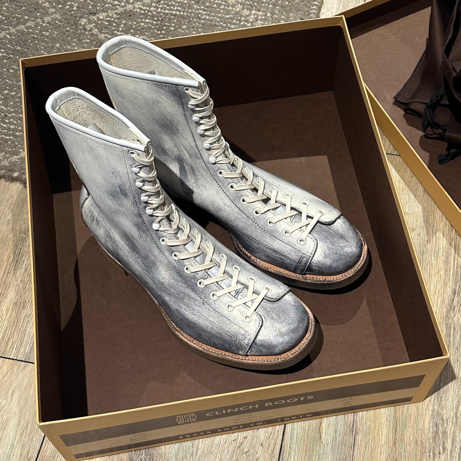 Clinch Gary White Horse Leather Boots — detail