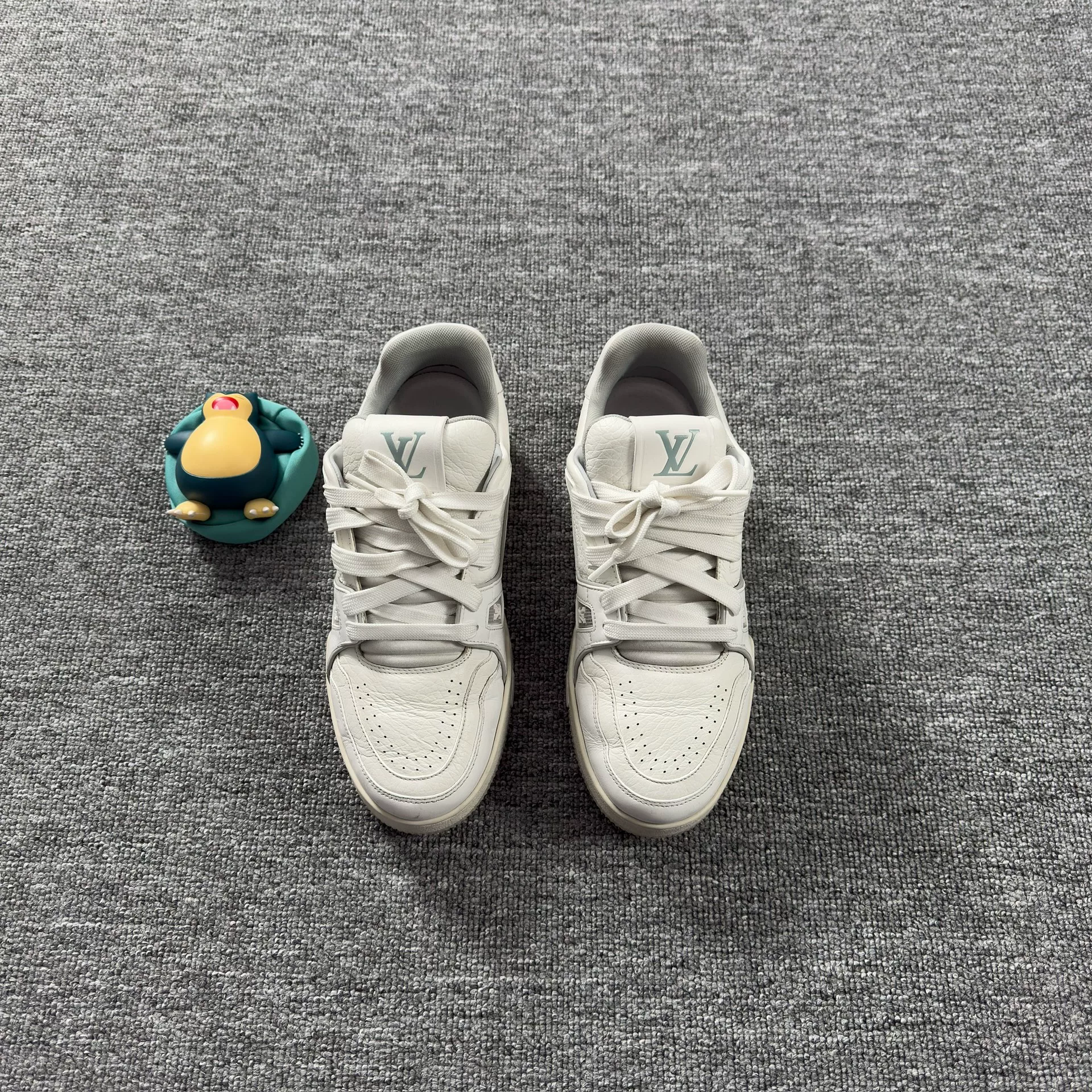 Louis Vuitton Trainer White Gray 37.5 — front