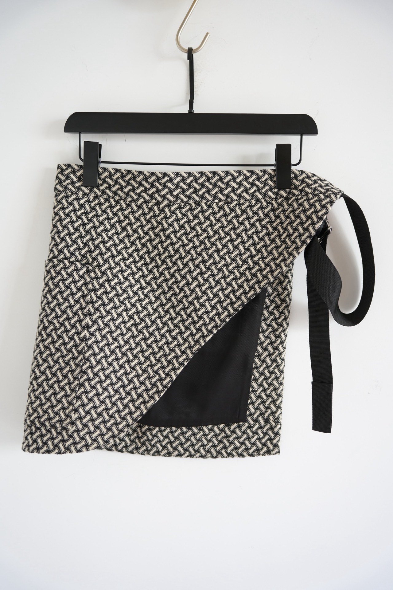 pet-tree-kor 23ss Apron Crossbody Bag — front