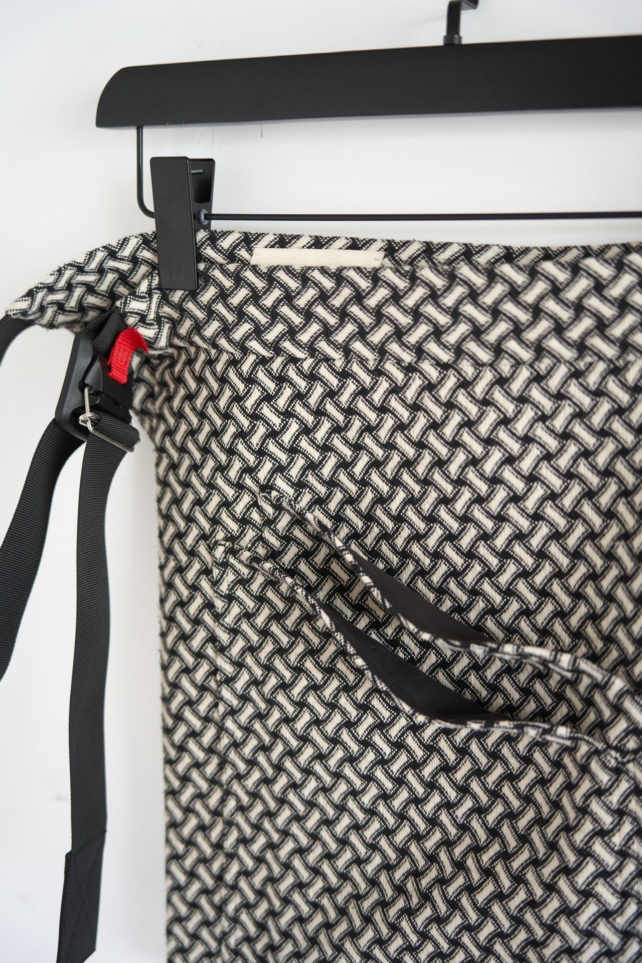 pet-tree-kor 23ss Apron Crossbody Bag — back