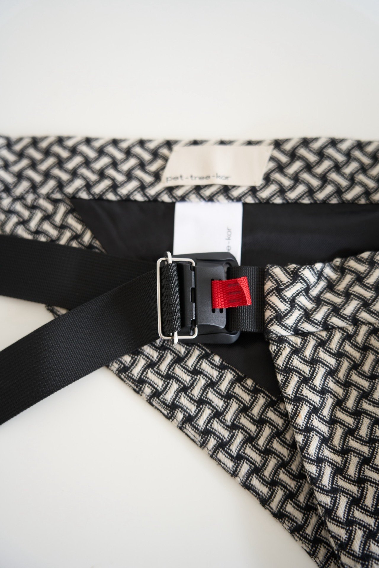 pet-tree-kor 23ss Apron Crossbody Bag — detail