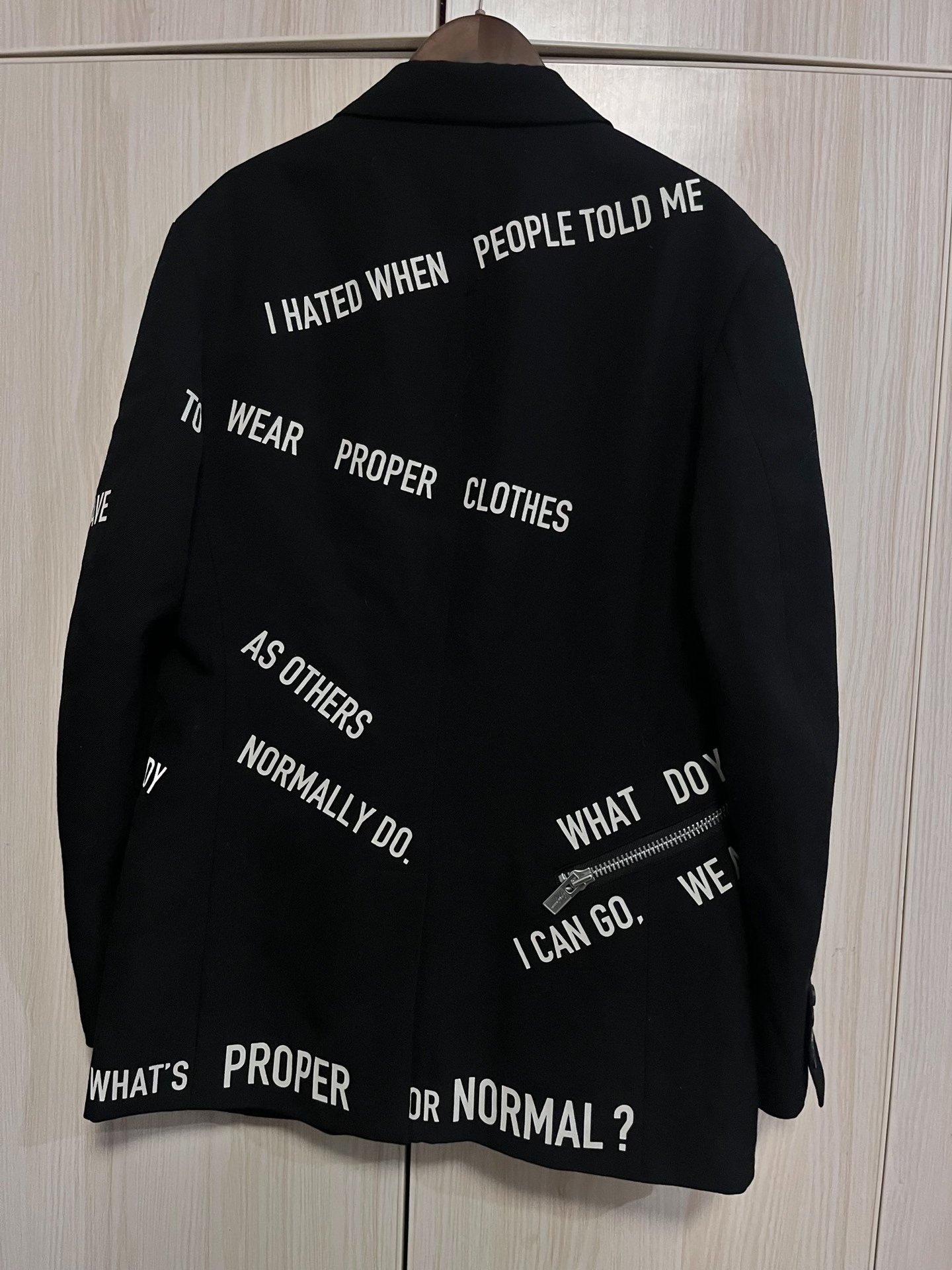 Yohji Yamamoto Slogan Zipper Blazer — detail