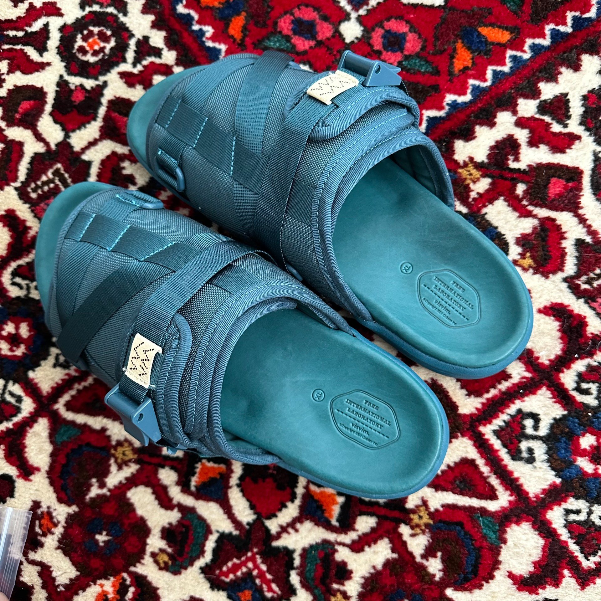 VISVIM 25SS CHRISTO Blue Slippers — label