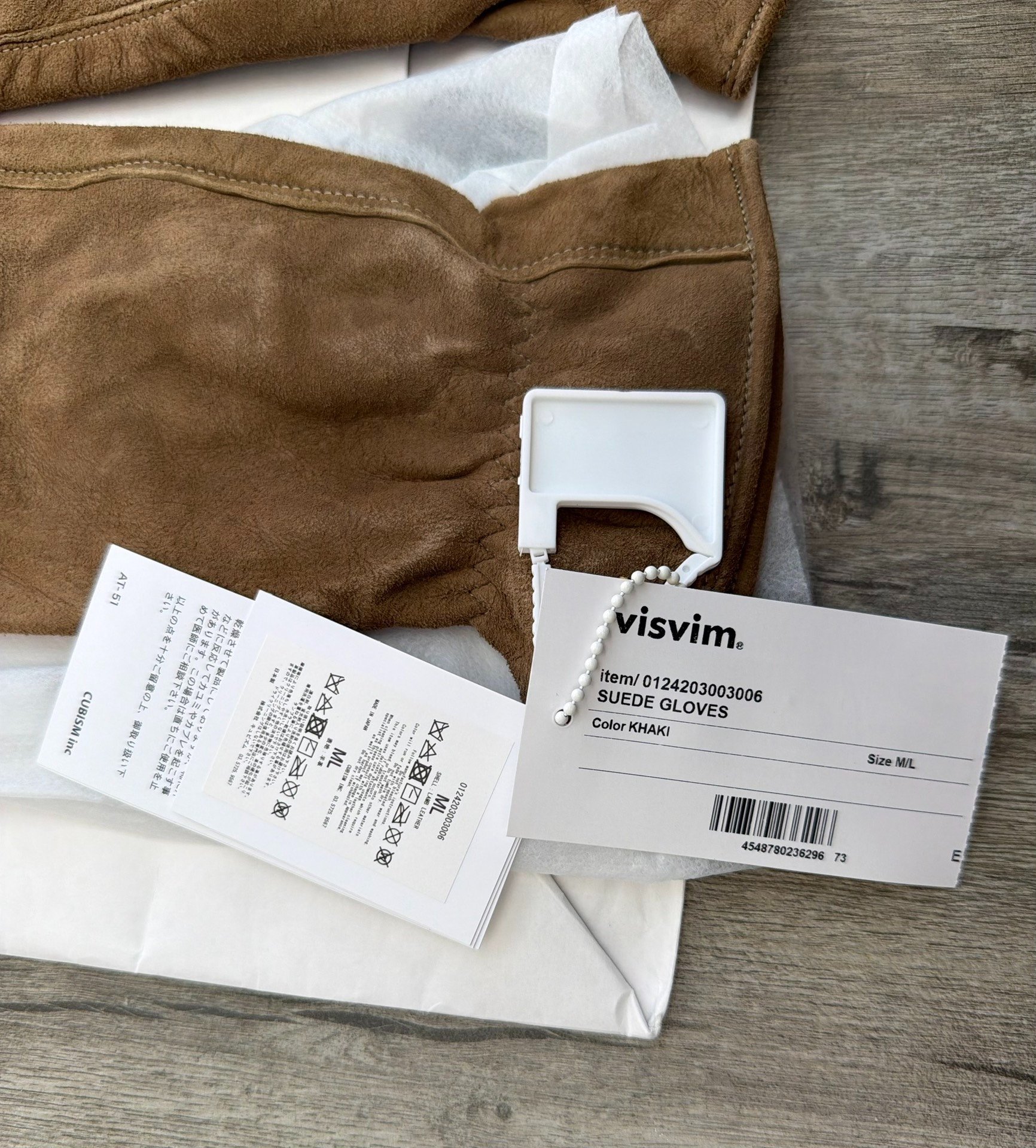 VISVIM 24AW SUEDE GLOVES — detail