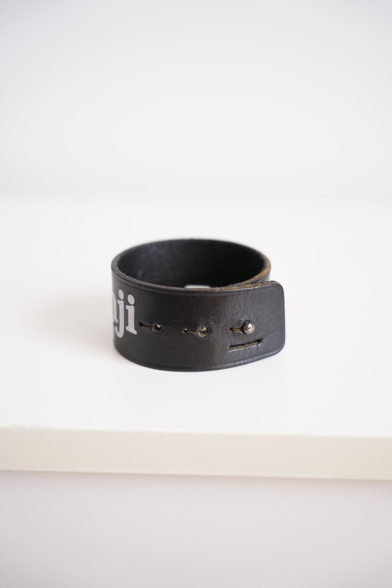 Yohji Yamamoto 08AW Leather Bracelet — detail