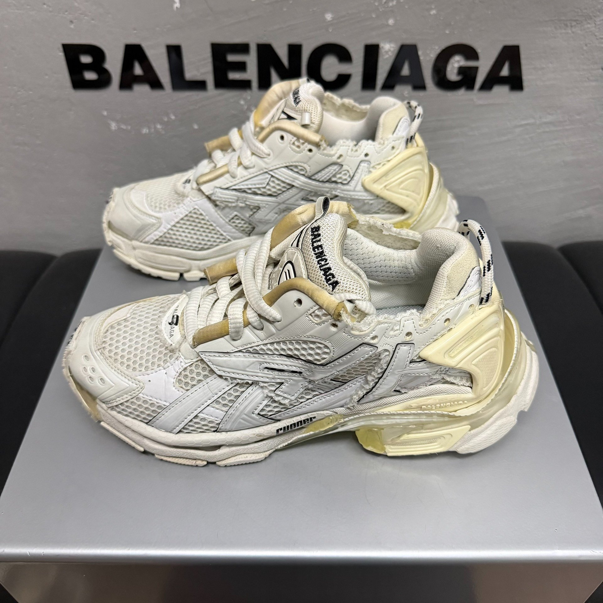 Balenciaga Runner White Distressed — detail