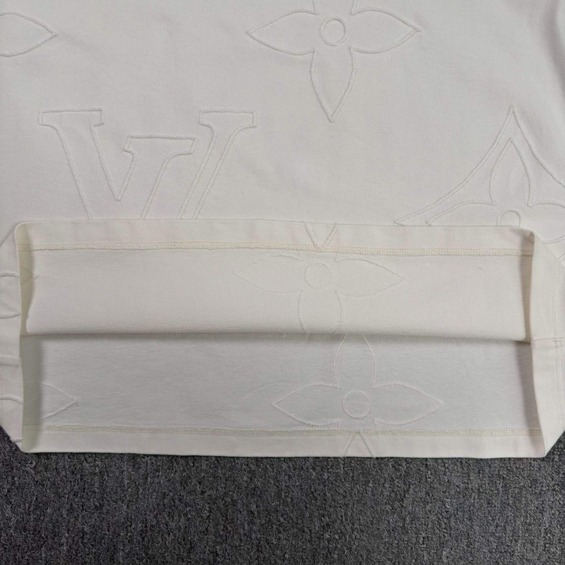LV White Short-Sleeve Floral Embroidery T-shirt — label