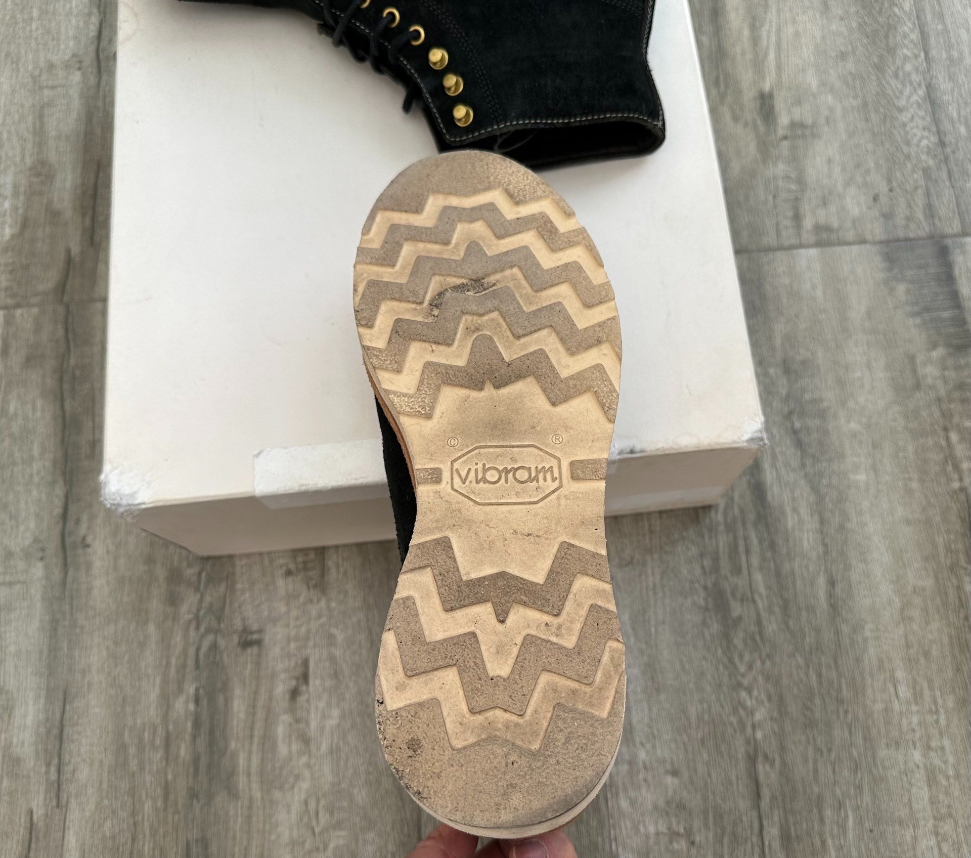 VISVIM VIRGIL BOOTS-FOLK VEG SUEDE — label