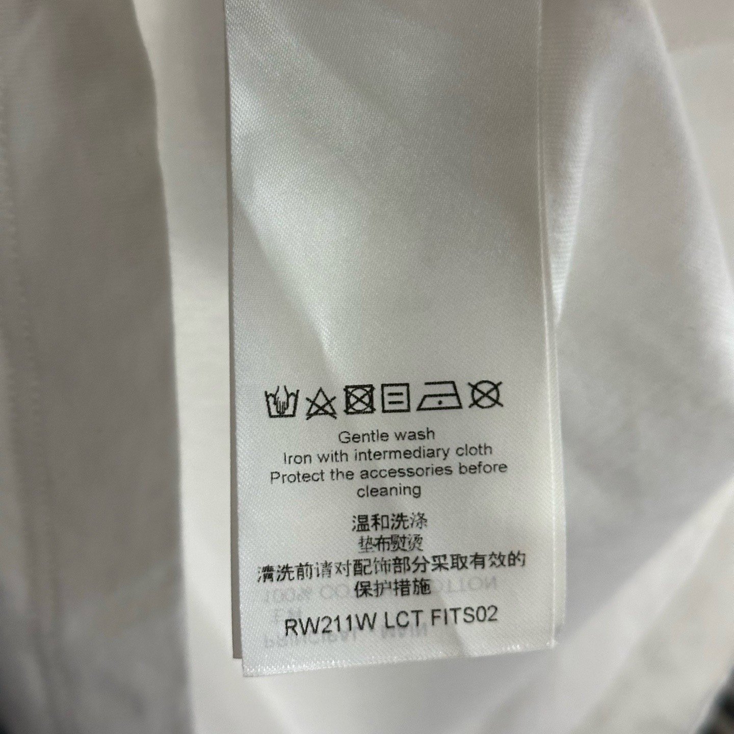Louis Vuitton LV Chain Letter Print T-Shirt — label