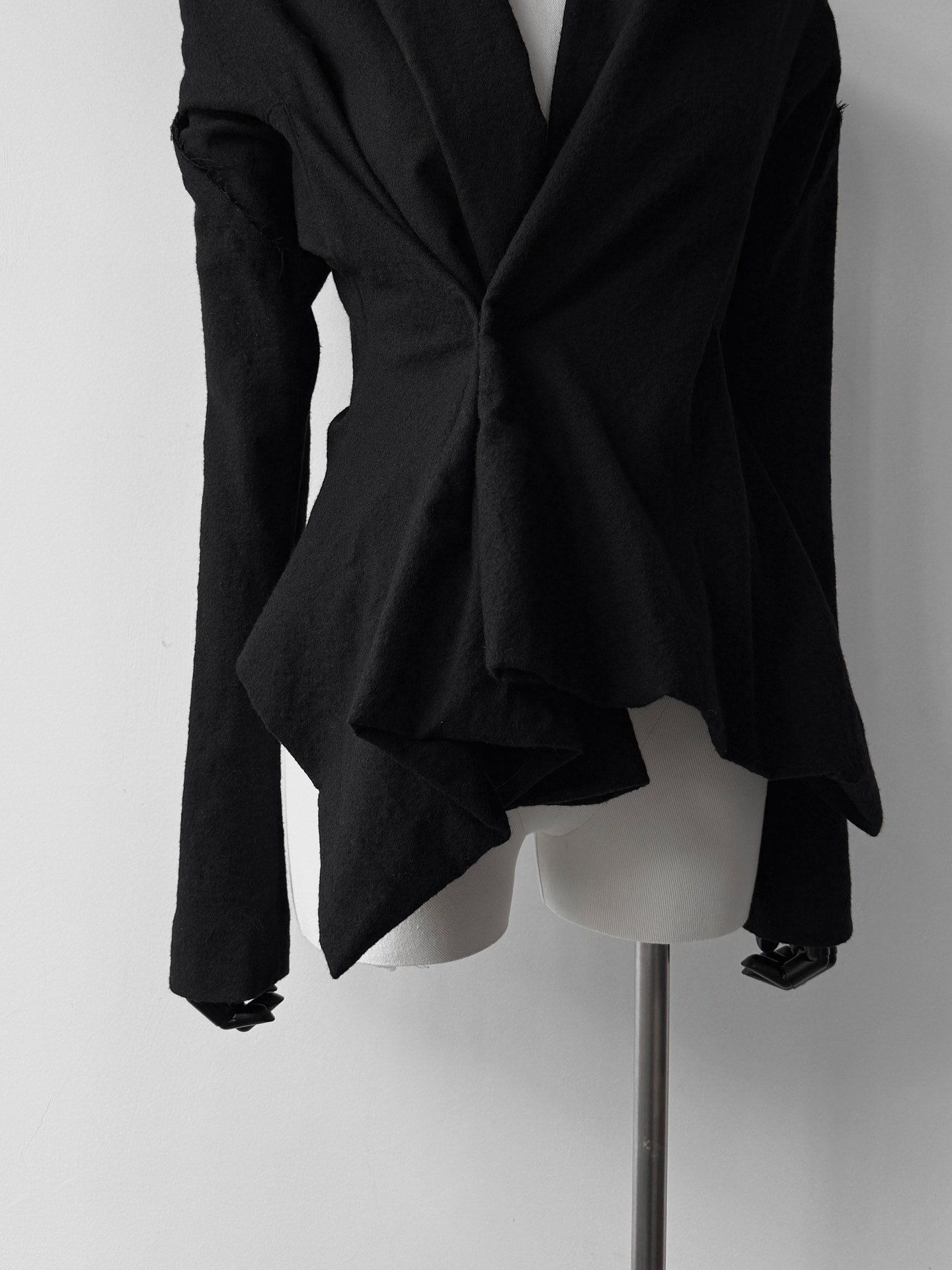 Yohji Yamamoto 24AW Asymmetric Wool Jacket — detail