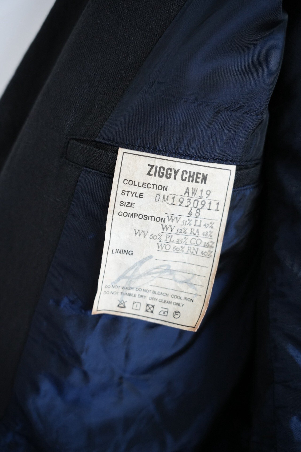 Ziggy Chen 19AW Striped Signed Suit — label