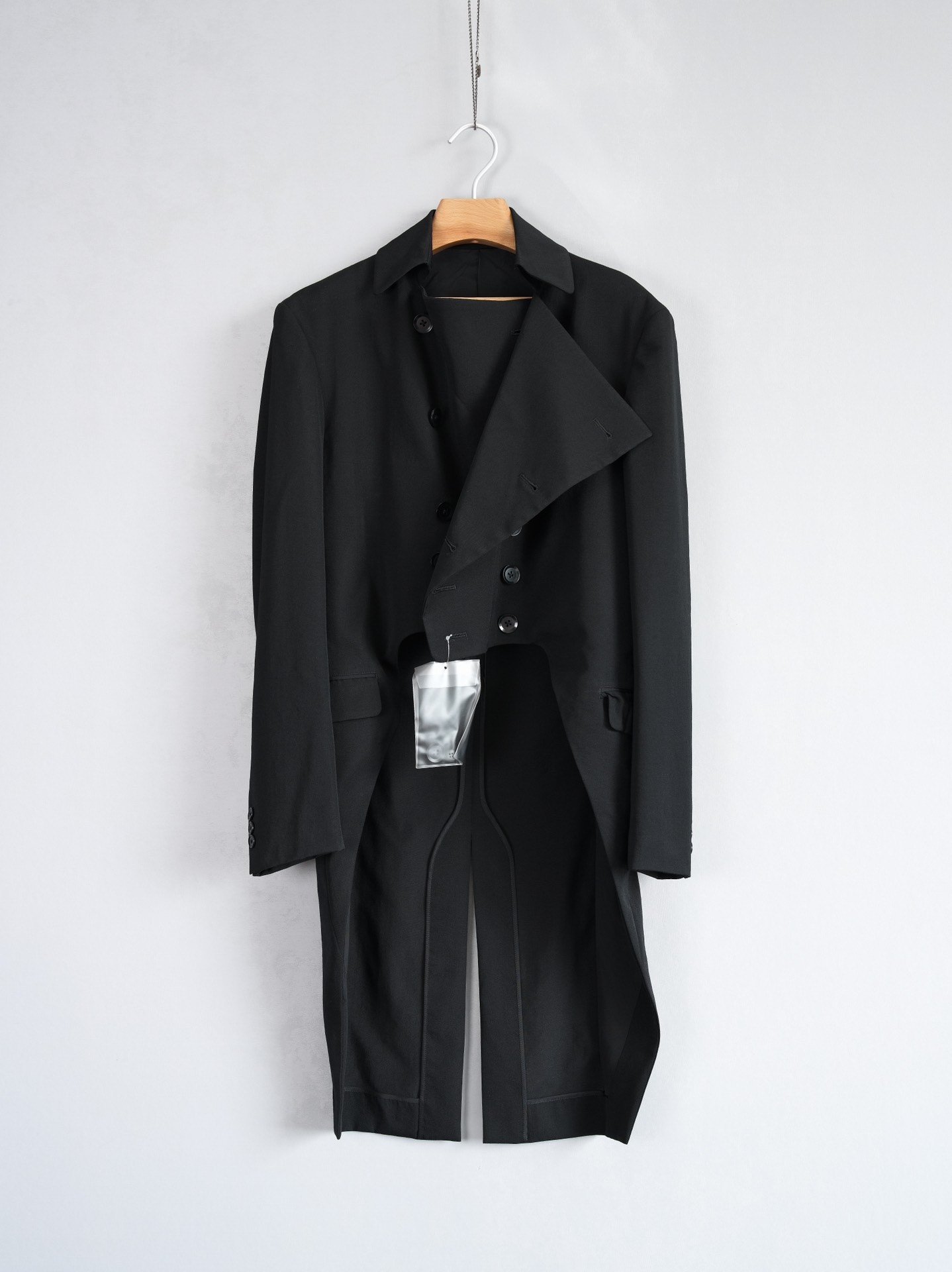 Yohji Yamamoto 11SS Deformed Collar Tailcoat — detail