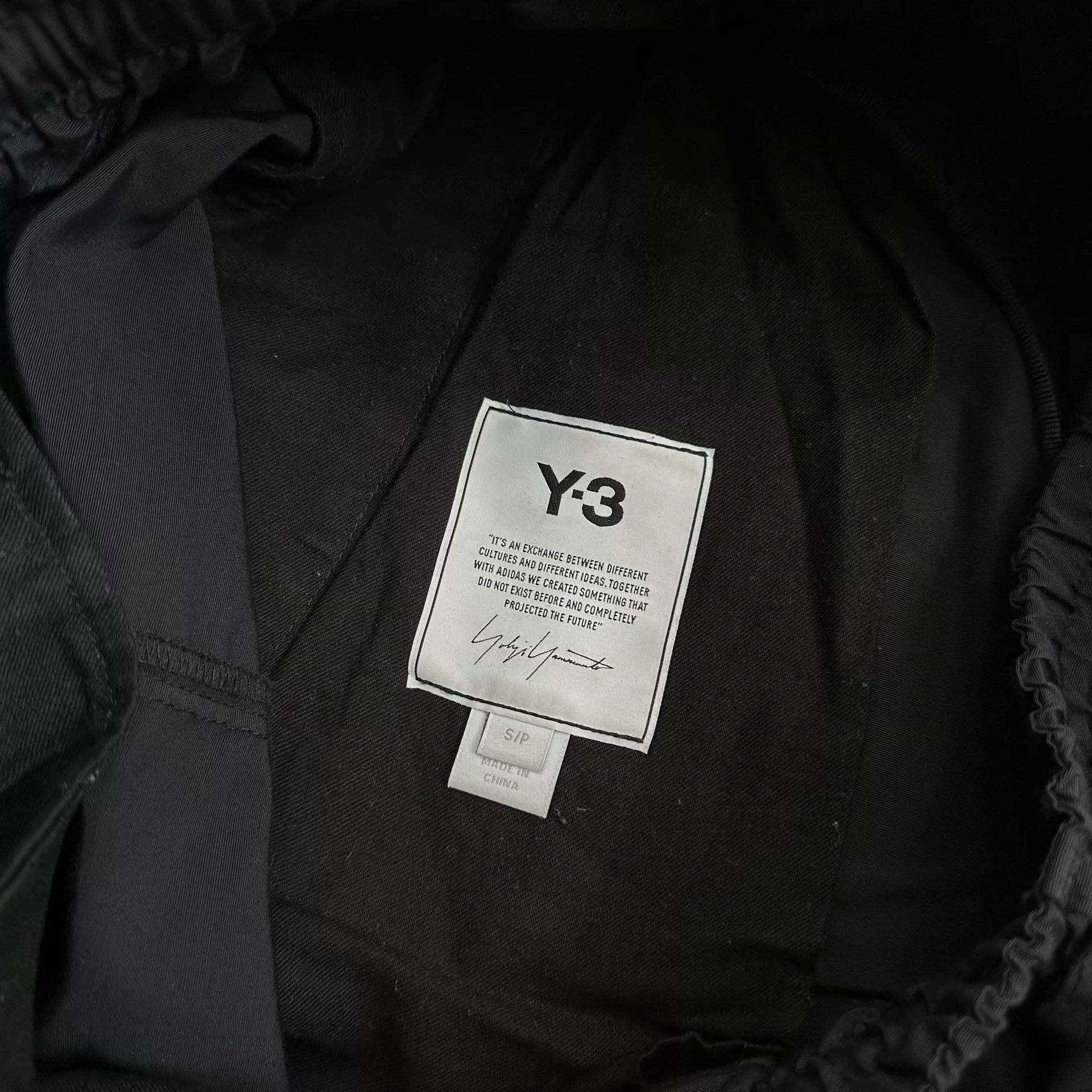 Y-3 Yohji Yamamoto Cropped Pants — label