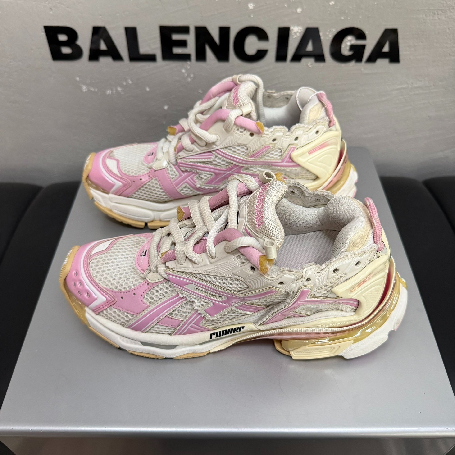 Balenciaga Runner Pink White Distressed — detail