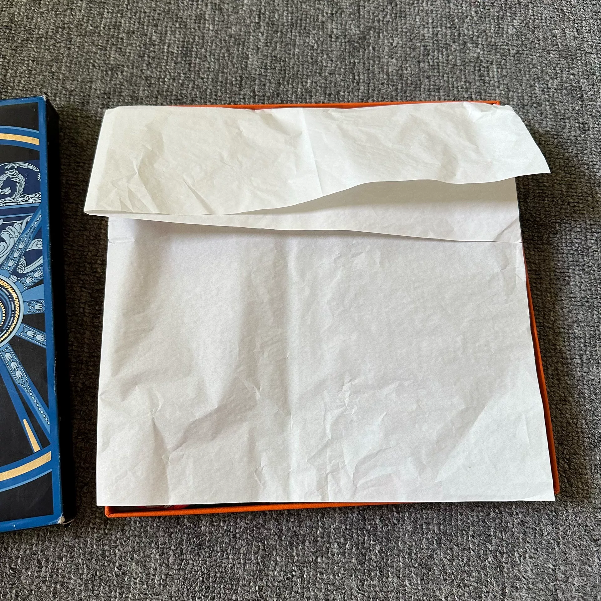 Hermes Scarf with Feathers Patterns — label