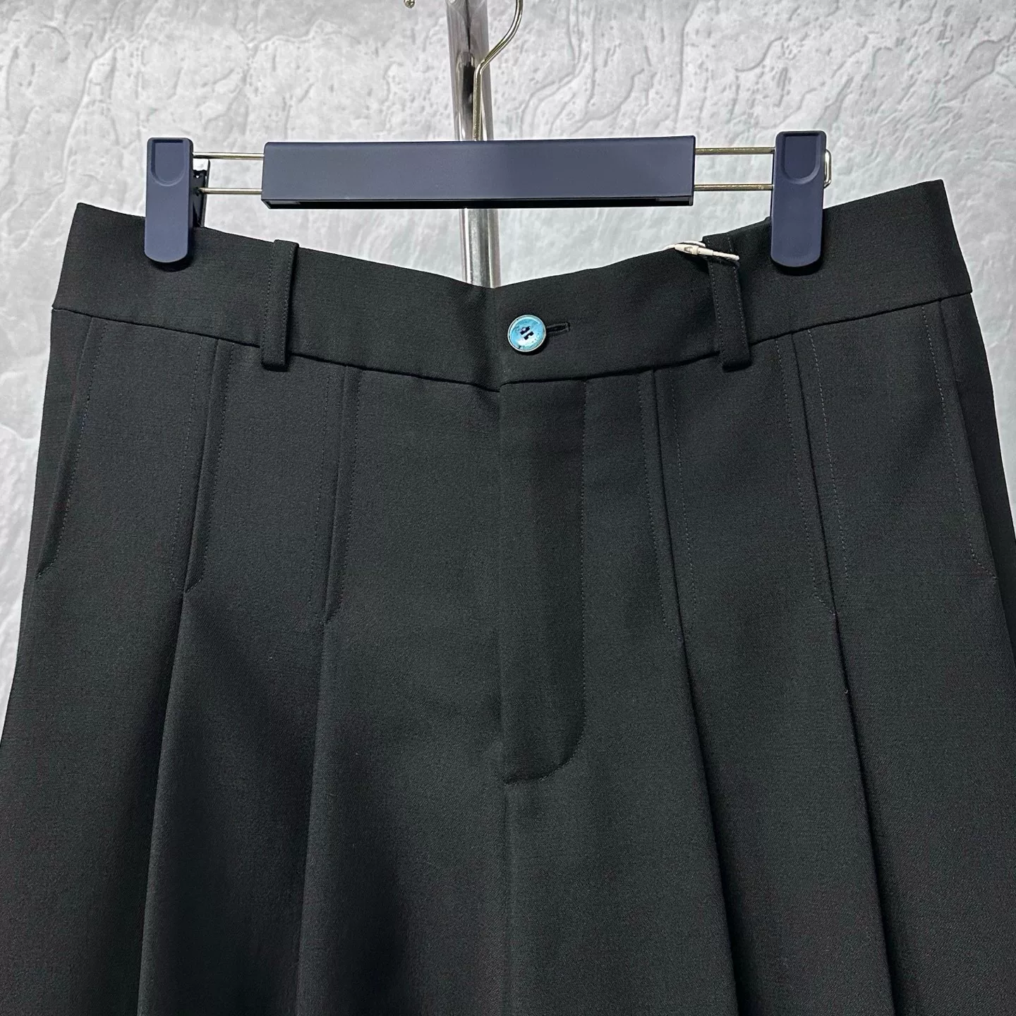 Louis Vuitton FW24 Solid Pleated Shorts — detail