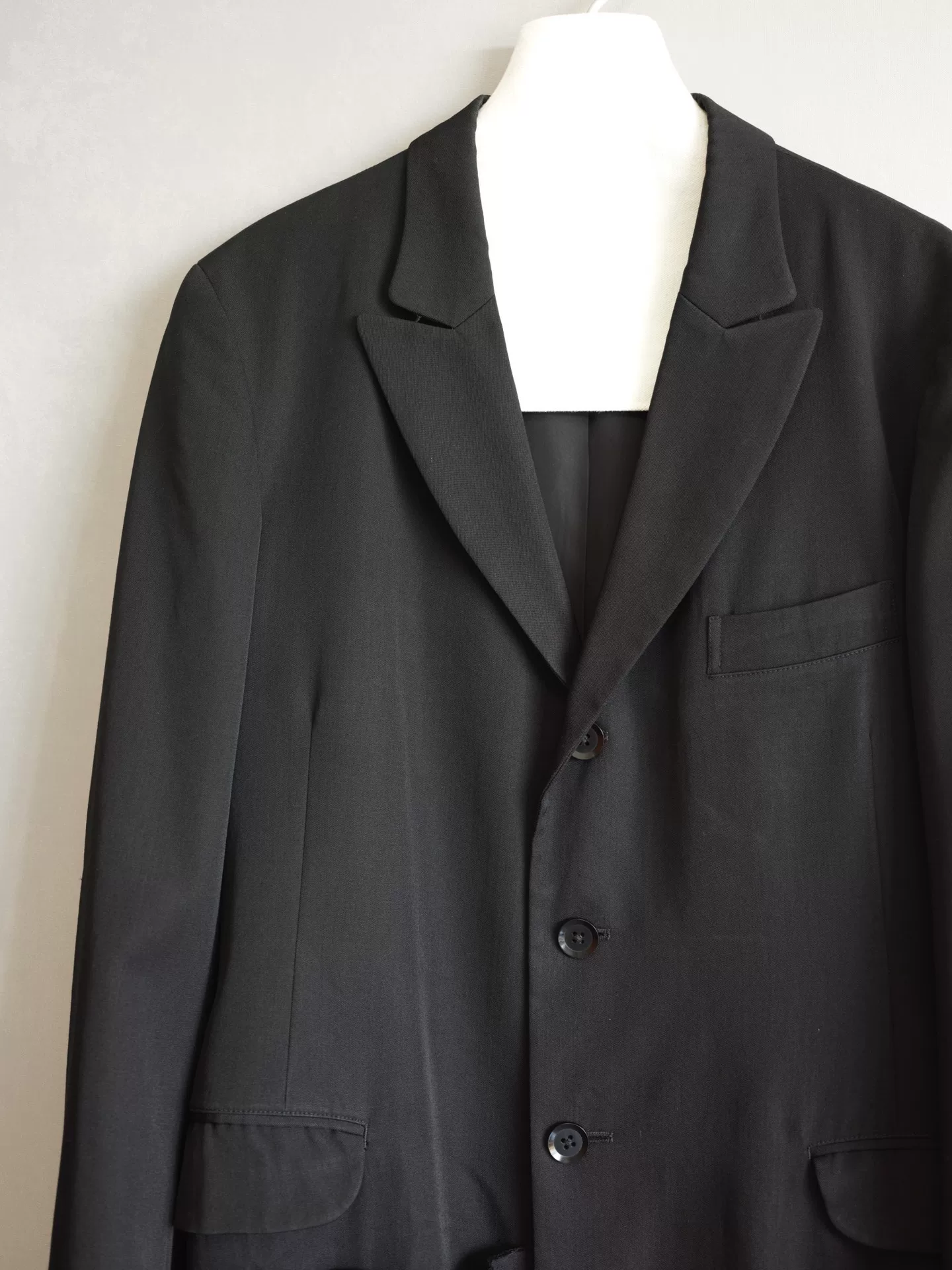 Yohji Yamamoto 13AW Pleated Asymmetric Coat — detail