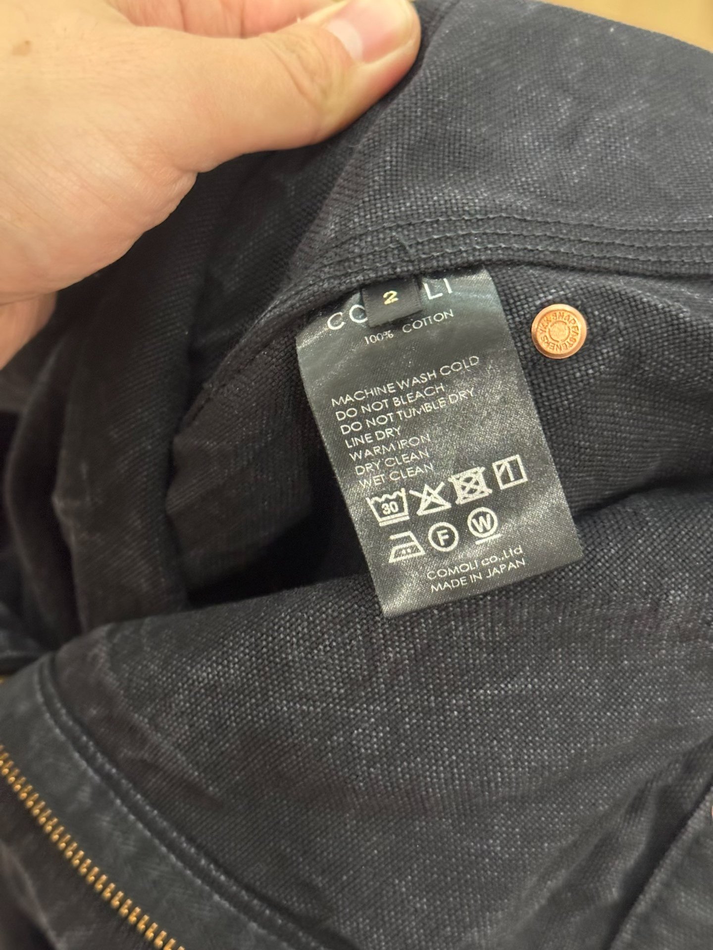 COMOLI Duck Painter Canvas Pants — label