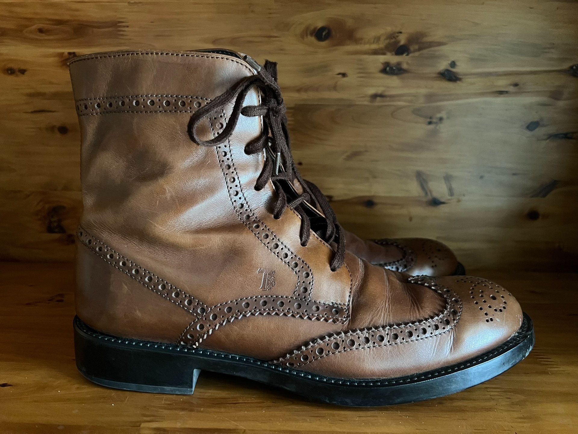 TOD'S Carved Leather Boots — detail
