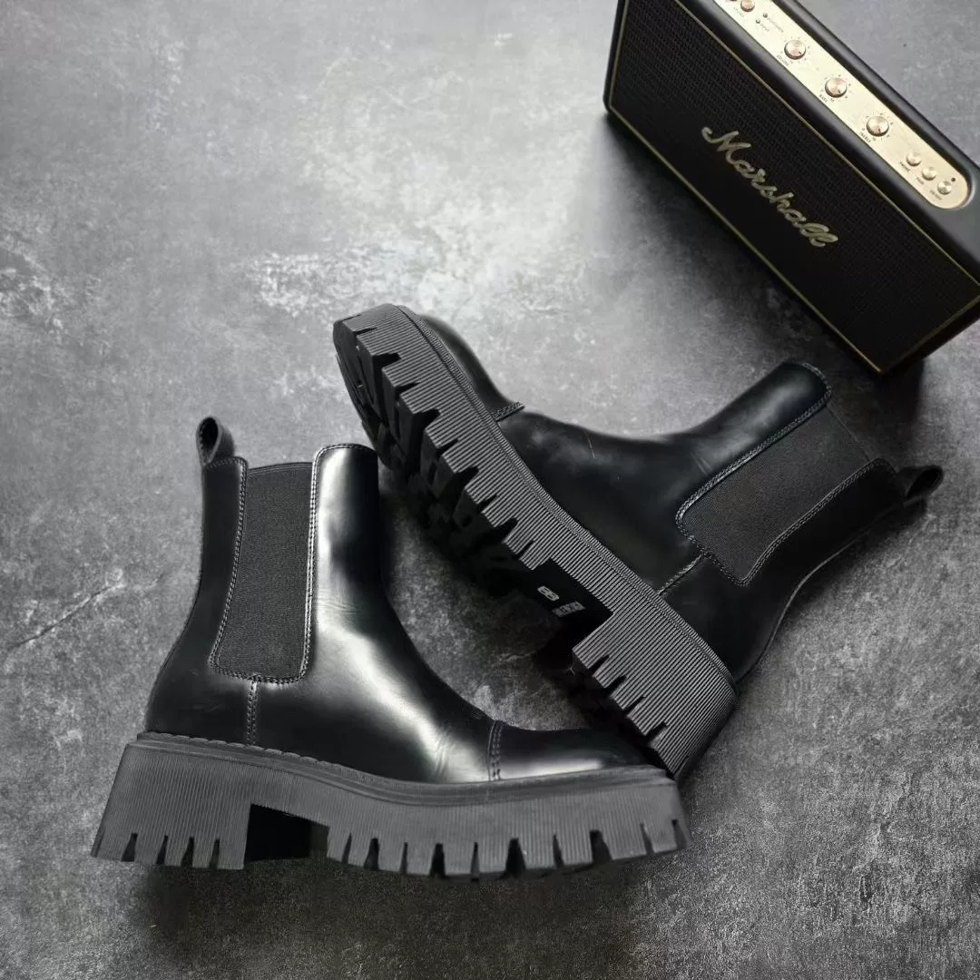 Balenciaga Tractor Chelsea Boots — detail