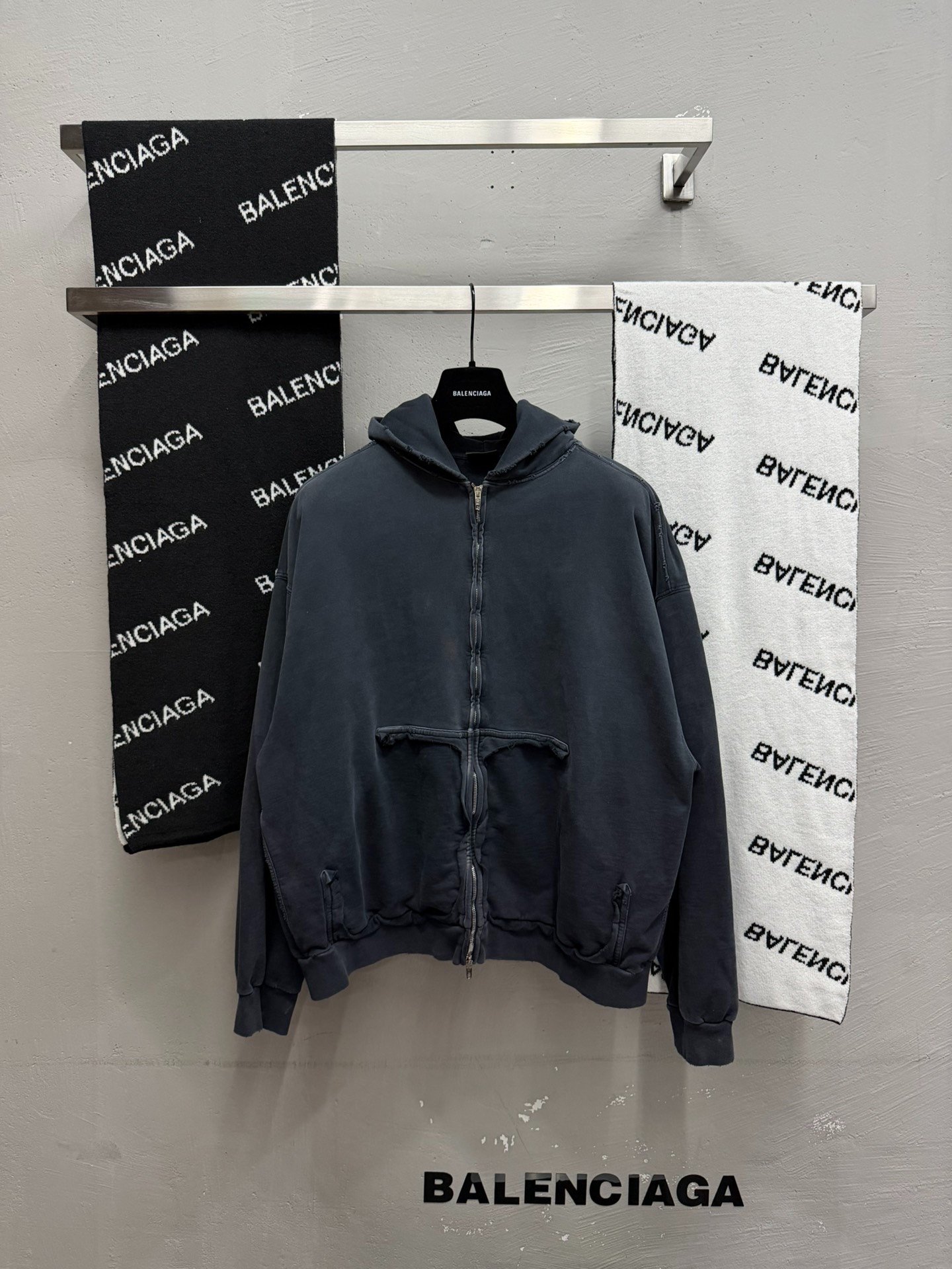Balenciaga Black Zipper Hoodie L — detail