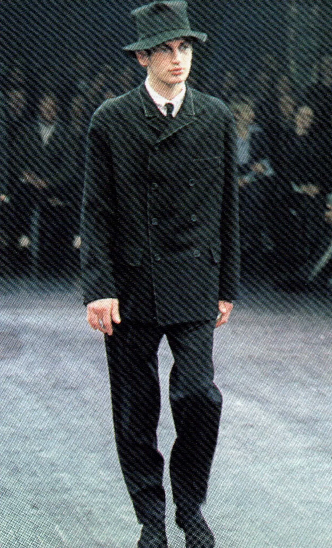 Yohji Yamamoto 1997AW Crescent Sleeve Leather Jacket — detail