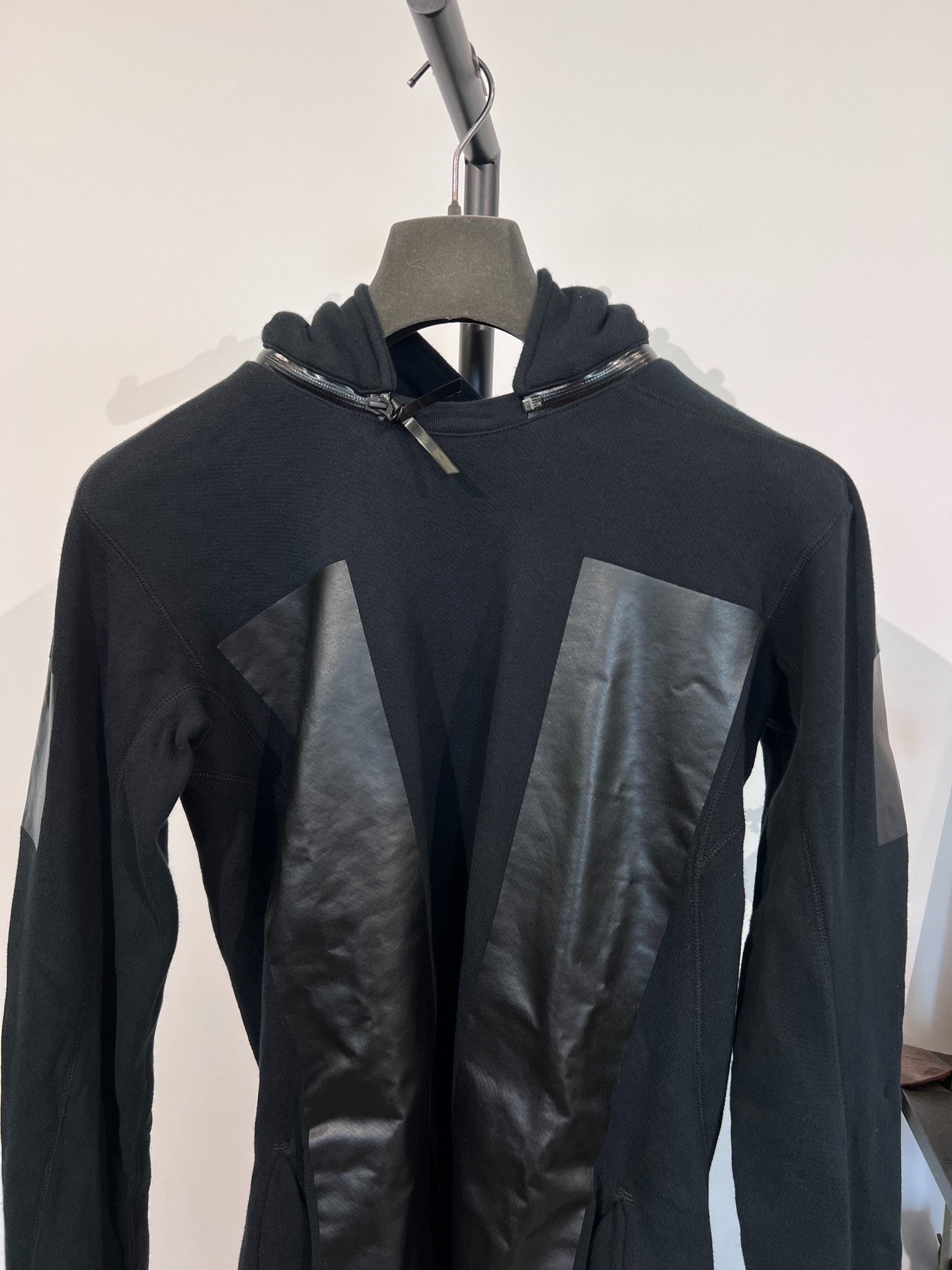 Boris Bidjan Saberi 11by BBS Hoodie — detail