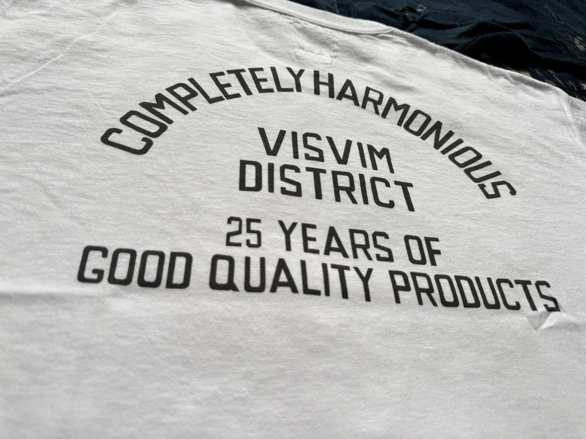 VISVIM 26SS JUMBO TEE DISTRICT Distressed Printed — label