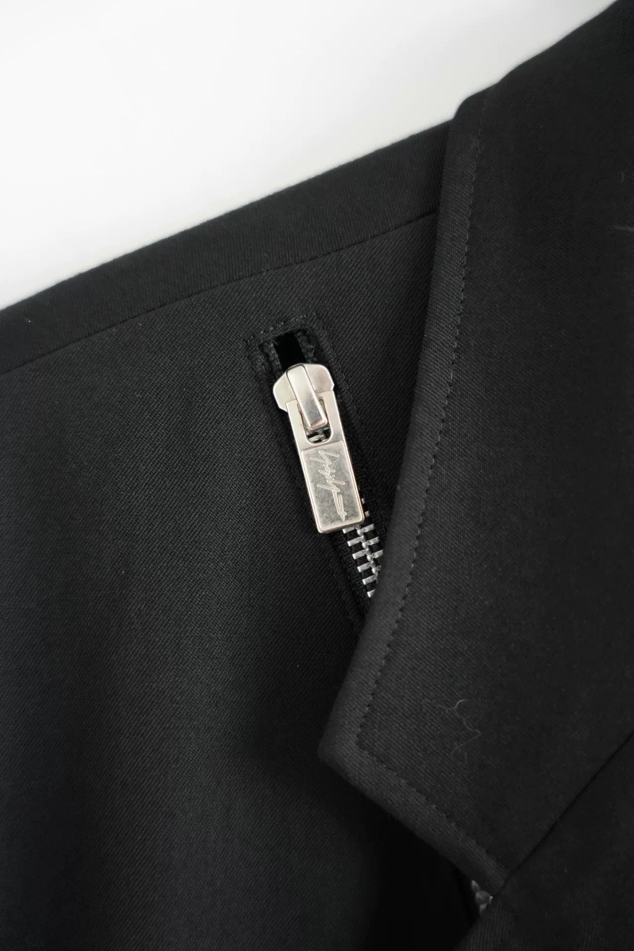 Yohji Yamamoto 22SS Diagonal Zip Wool Blazer — label