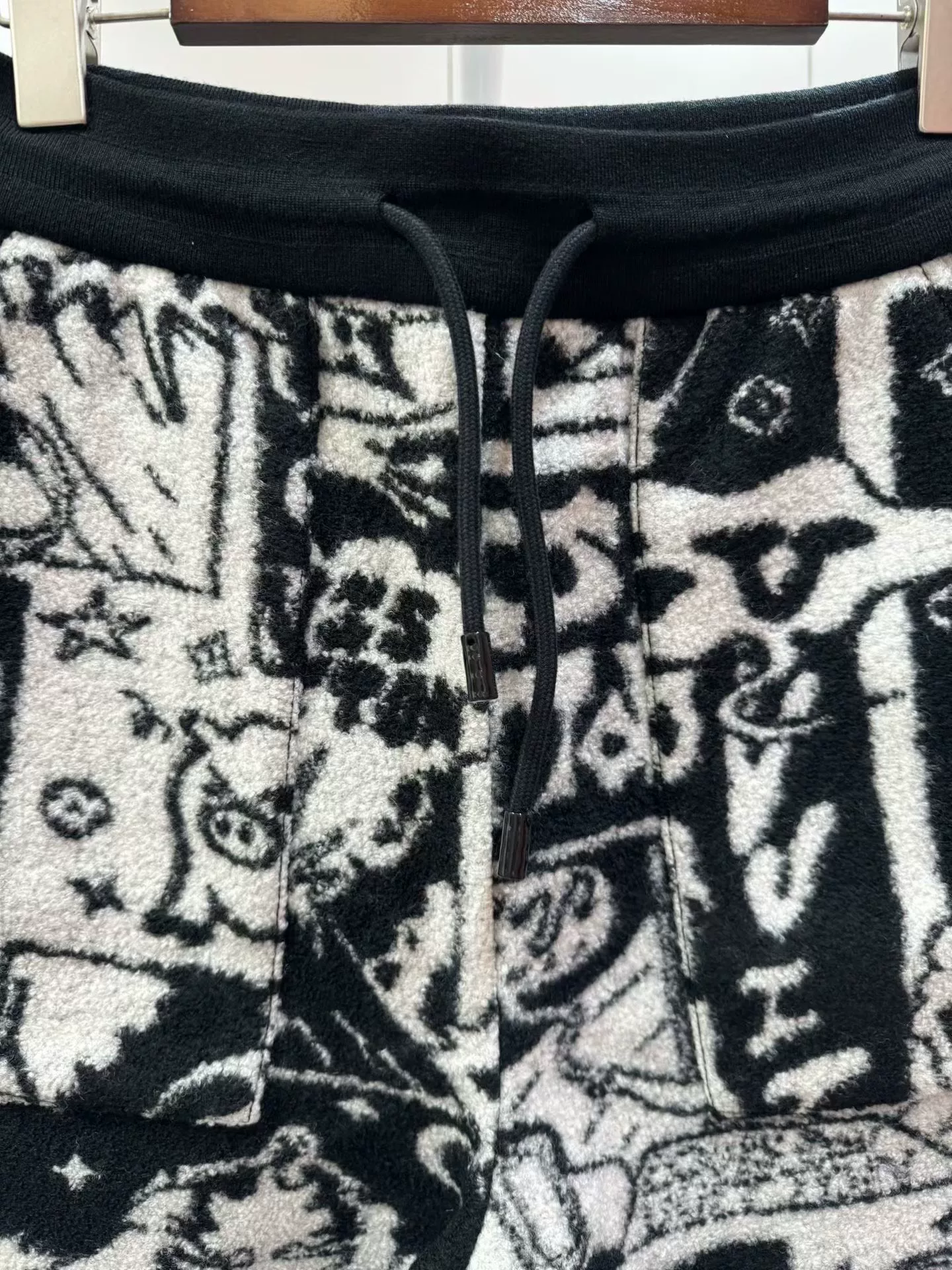 Louis Vuitton Comic Graffiti Fleece Shorts — detail