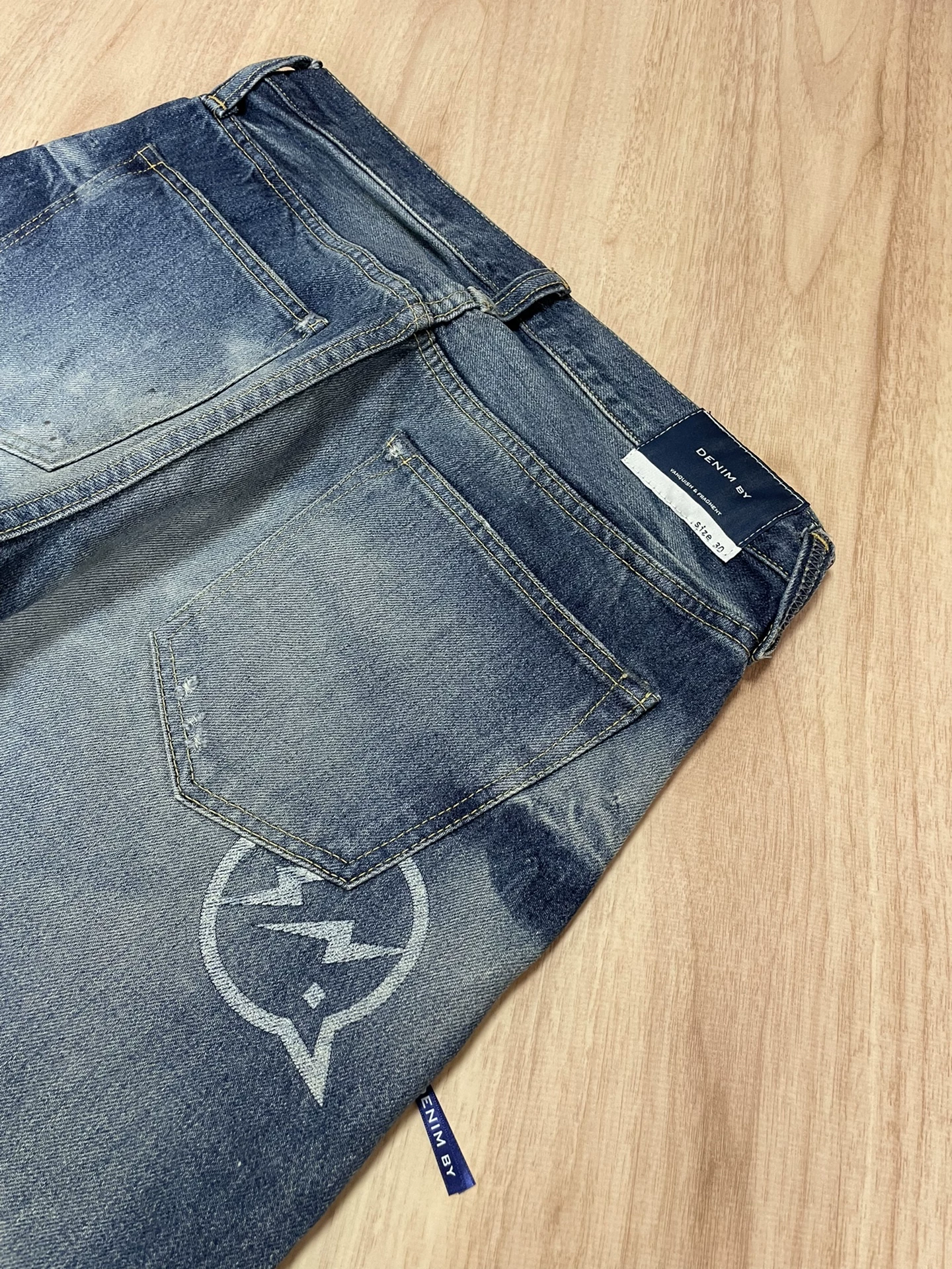 DENIM BY VANQUISH FRAGMENT Distressed Jeans — detail