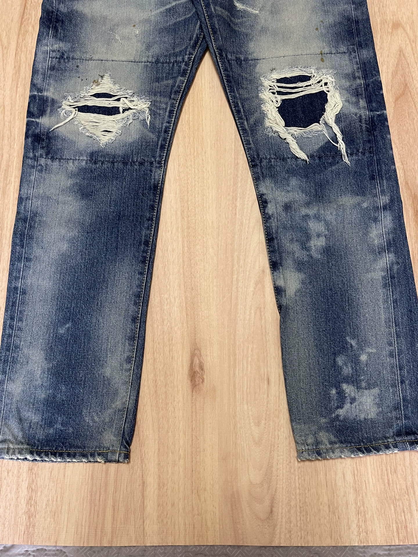 DENIM BY VANQUISH FRAGMENT Distressed Jeans — label