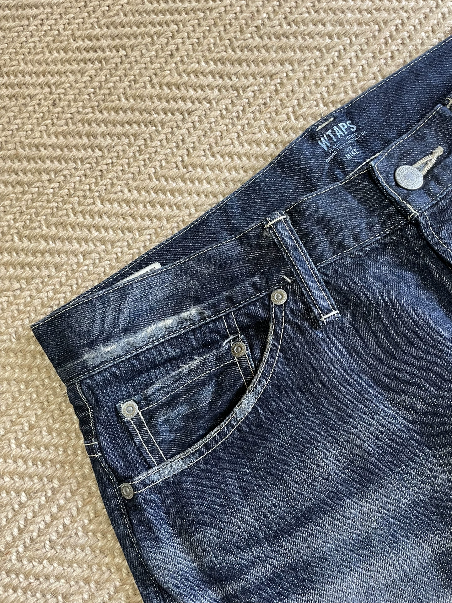 WTAPS 11SS BLUES TRASH Distressed Jeans — label