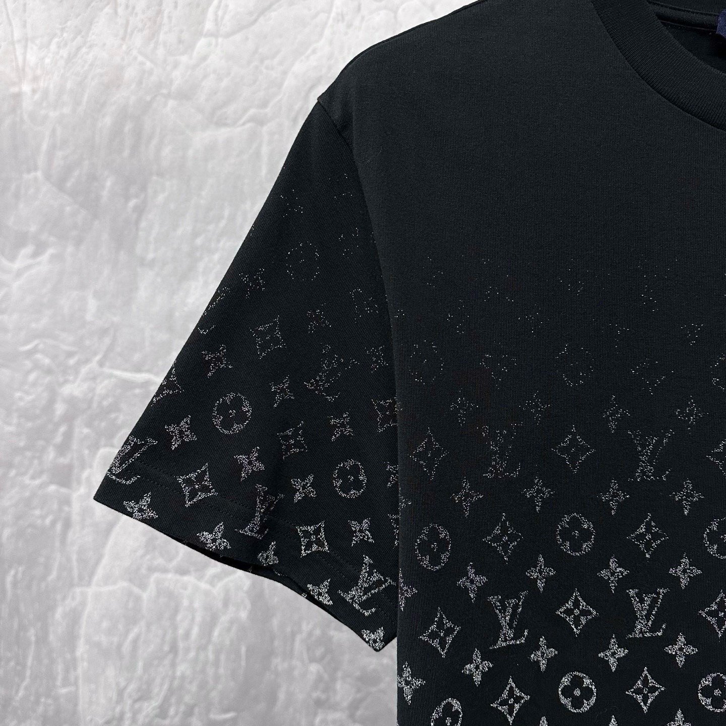 Louis Vuitton Gradient Monogram Short Sleeve — detail